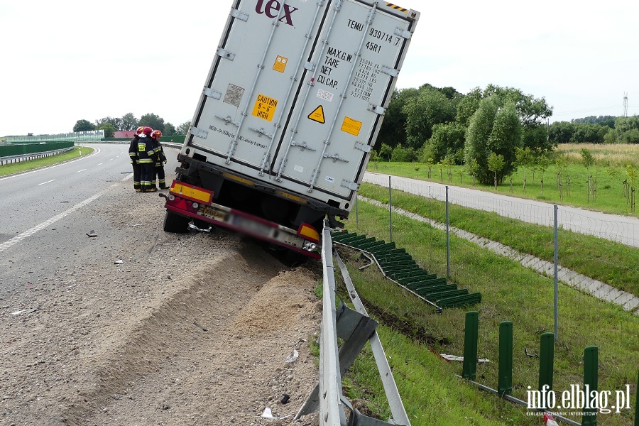 Nowina: wypadek na S7. Ciarwka zahaczya o stojc na poboczu osobwk, fot. 13