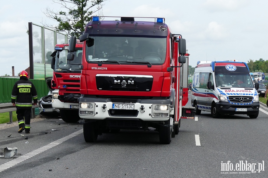 Nowina: wypadek na S7. Ciarwka zahaczya o stojc na poboczu osobwk, fot. 14