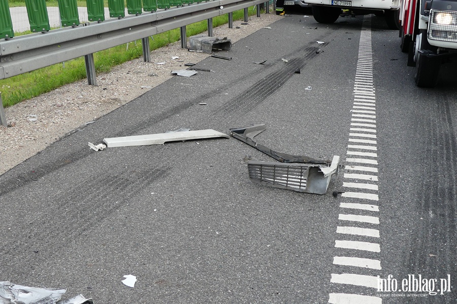 Nowina: wypadek na S7. Ciarwka zahaczya o stojc na poboczu osobwk, fot. 16