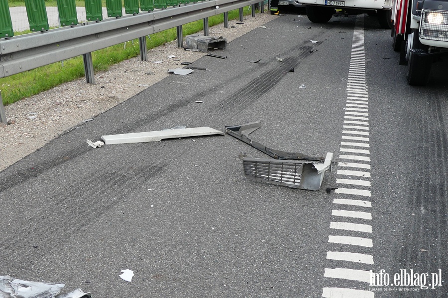 Nowina: wypadek na S7. Ciarwka zahaczya o stojc na poboczu osobwk, fot. 16
