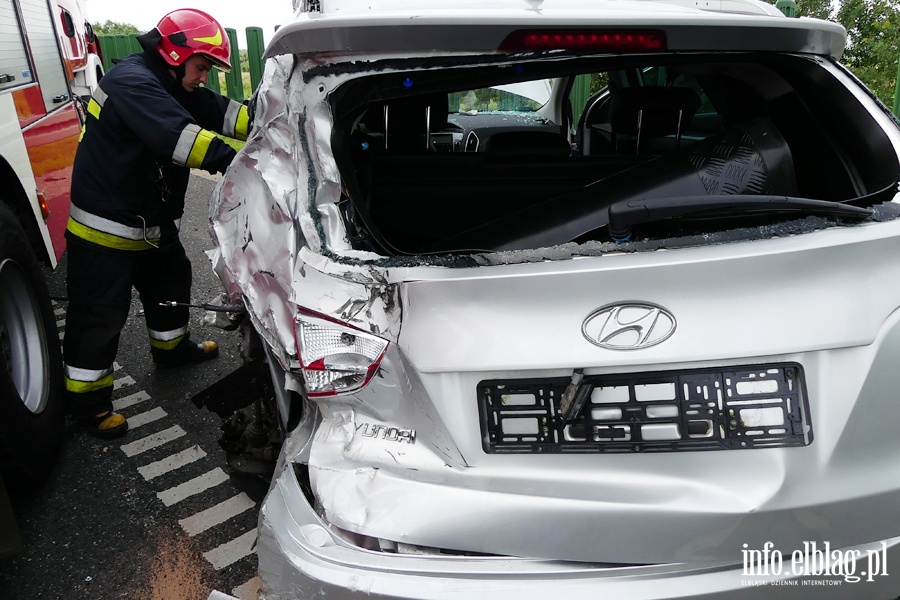 Nowina: wypadek na S7. Ciarwka zahaczya o stojc na poboczu osobwk, fot. 17