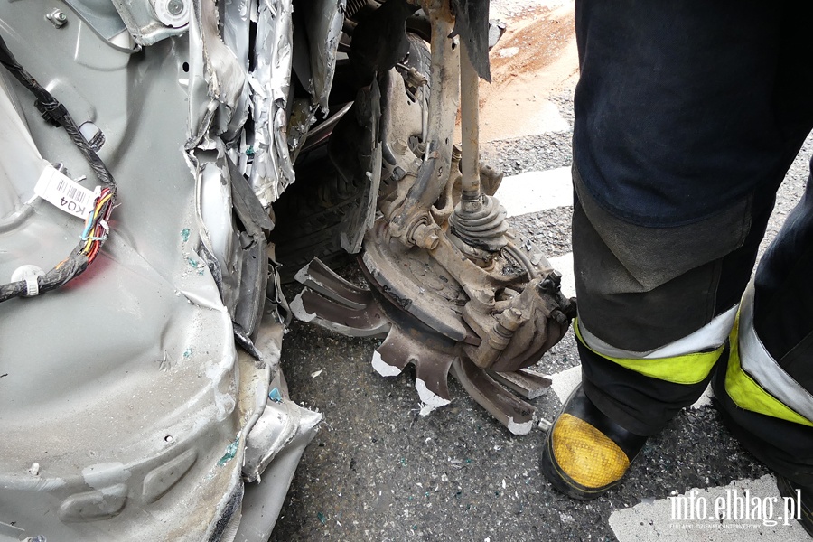 Nowina: wypadek na S7. Ciarwka zahaczya o stojc na poboczu osobwk, fot. 20