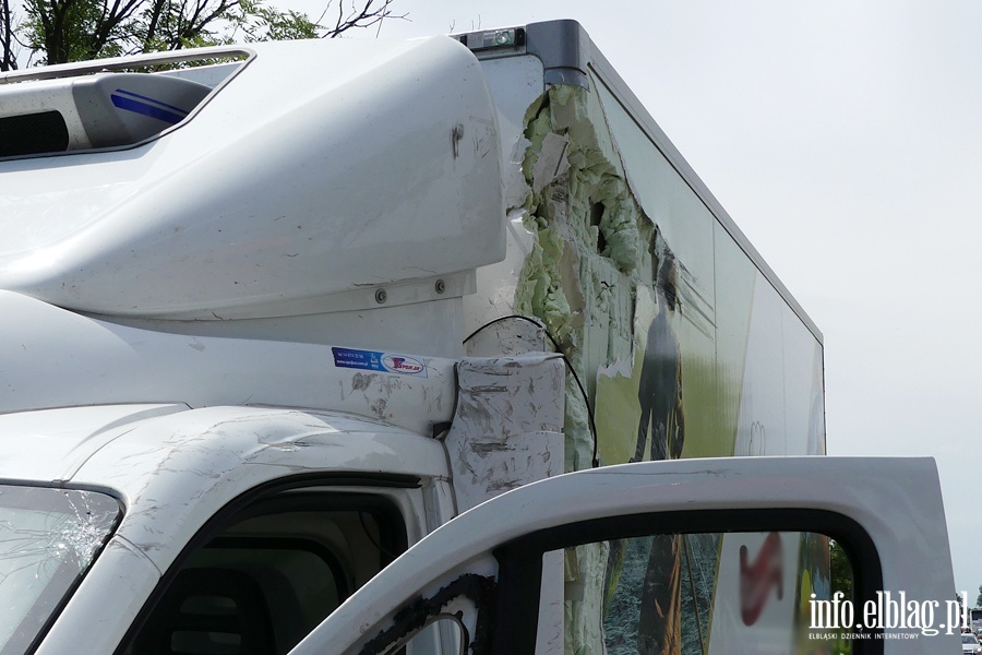 Kazimierzowo: zderzenie autokaru z pojazdem dostawczym. Było groźnie!, fot. 13