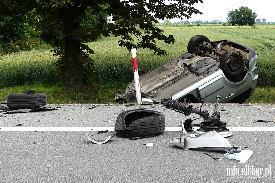 Czołowe zderzenie na wylocie z Jazowej. Pięć osób rannych, "siódemka" zablokowana, fot. 20