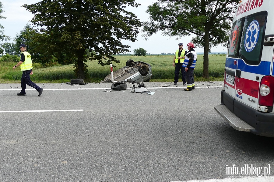 Czołowe zderzenie na wylocie z Jazowej. Pięć osób rannych, "siódemka" zablokowana, fot. 27