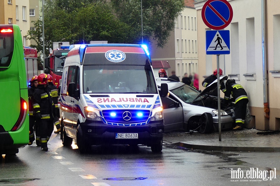 Traugutta: osobówka na ścianie domu. Kierowca z obrażeniami twarzy w szpitalu, fot. 1