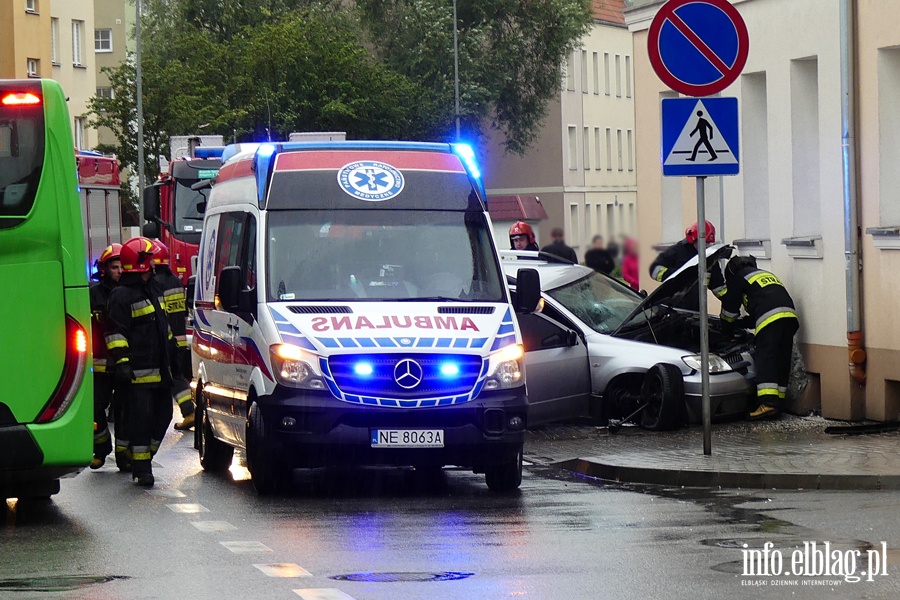 Traugutta: osobwka na cianie domu. Kierowca z obraeniami twarzy w szpitalu, fot. 1