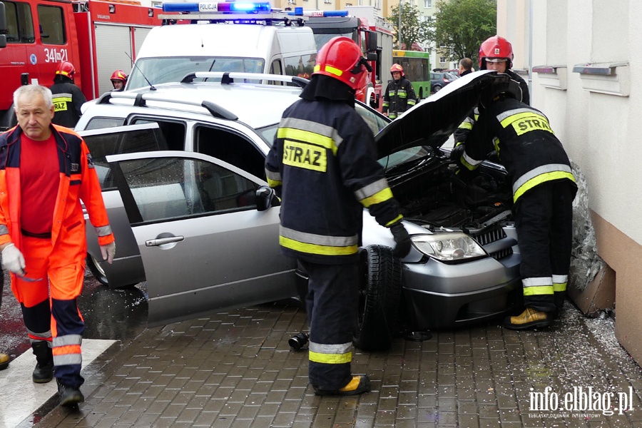 Traugutta: osobwka na cianie domu. Kierowca z obraeniami twarzy w szpitalu, fot. 2