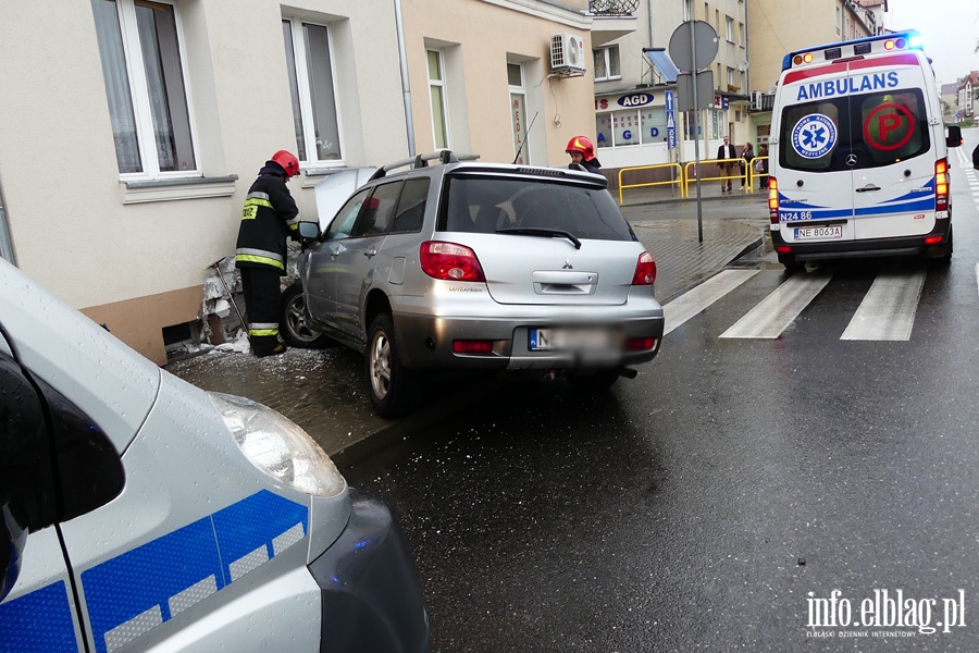 Traugutta: osobwka na cianie domu. Kierowca z obraeniami twarzy w szpitalu, fot. 5