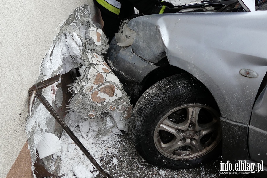 Traugutta: osobwka na cianie domu. Kierowca z obraeniami twarzy w szpitalu, fot. 6