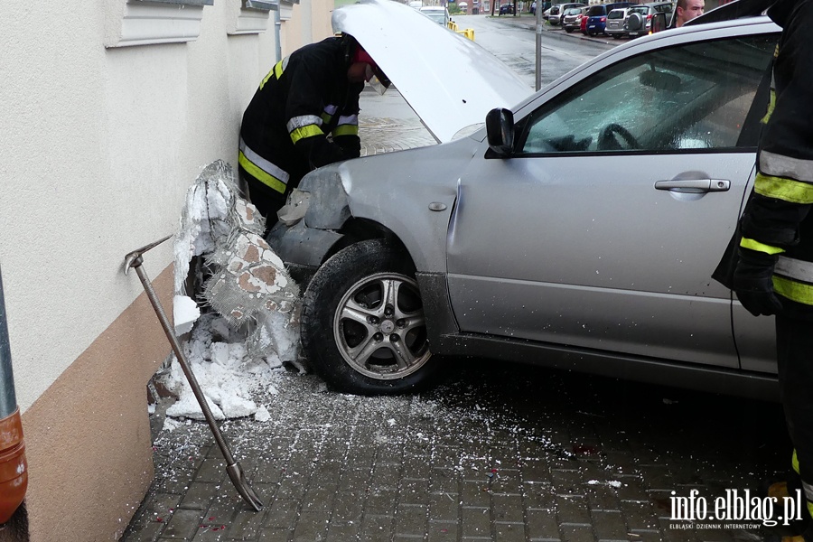 Traugutta: osobwka na cianie domu. Kierowca z obraeniami twarzy w szpitalu, fot. 7