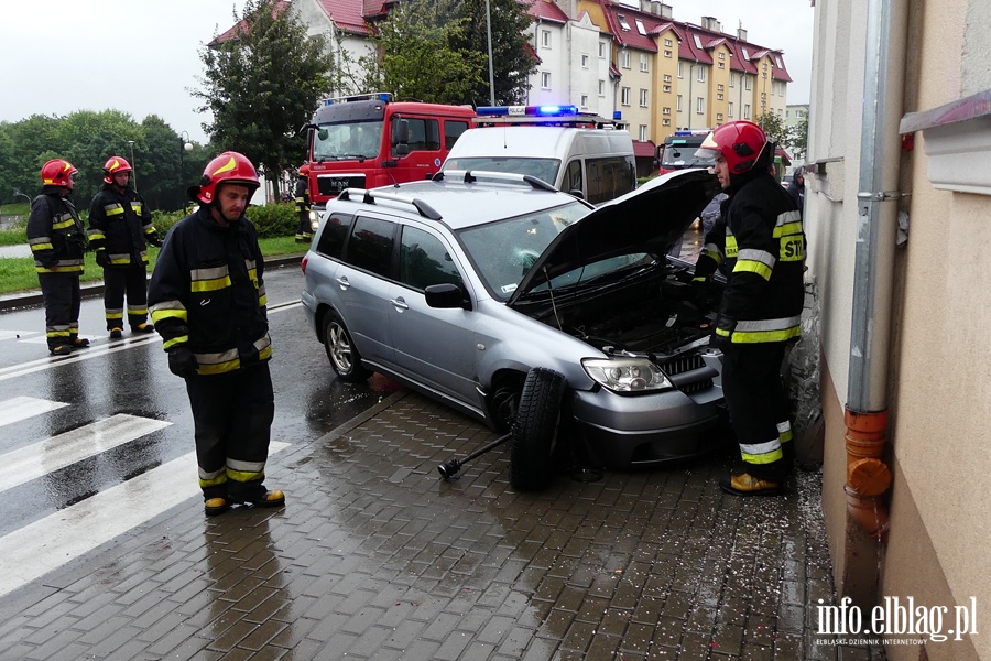 Traugutta: osobwka na cianie domu. Kierowca z obraeniami twarzy w szpitalu, fot. 9