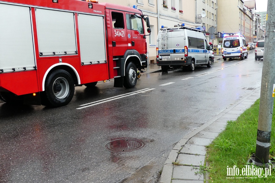 Traugutta: osobwka na cianie domu. Kierowca z obraeniami twarzy w szpitalu, fot. 11