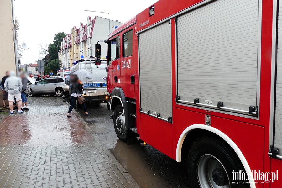 Traugutta: osobówka na ścianie domu. Kierowca z obrażeniami twarzy w szpitalu, fot. 12