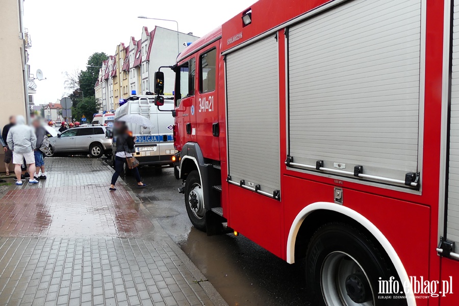 Traugutta: osobwka na cianie domu. Kierowca z obraeniami twarzy w szpitalu, fot. 12