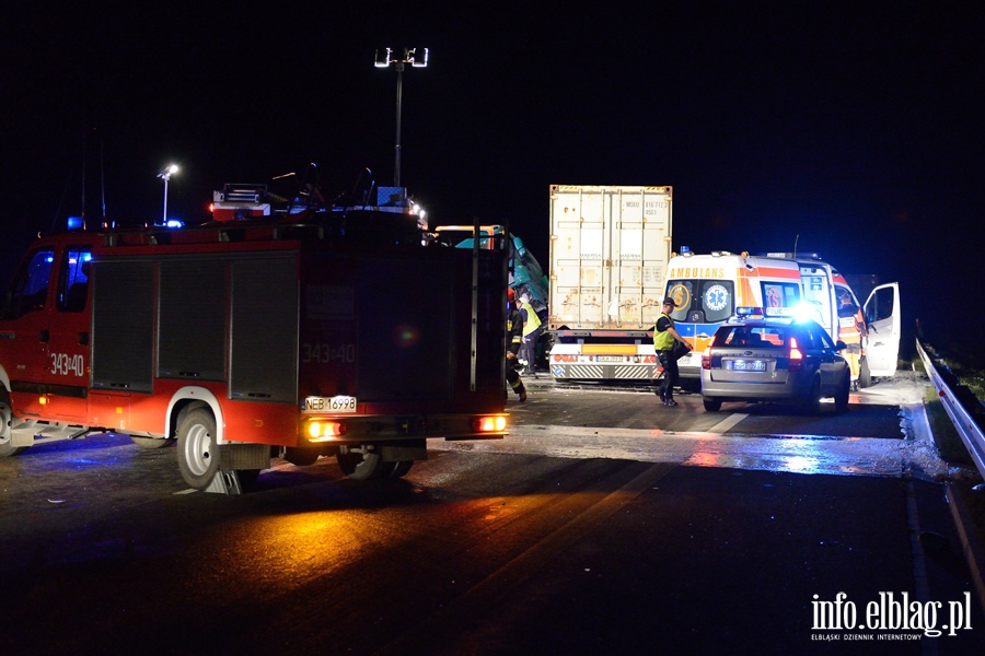 Tragiczny wypadek na S7 midzy Paskiem a Marzewem. Jedna osoba nie yje po zderzeniu dwch ciarwek, fot. 1