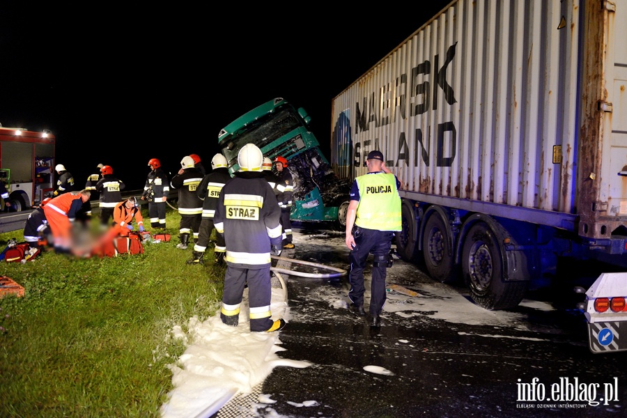 Tragiczny wypadek na S7 midzy Paskiem a Marzewem. Jedna osoba nie yje po zderzeniu dwch ciarwek, fot. 2