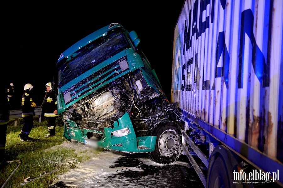 Tragiczny wypadek na S7 midzy Paskiem a Marzewem. Jedna osoba nie yje po zderzeniu dwch ciarwek, fot. 4