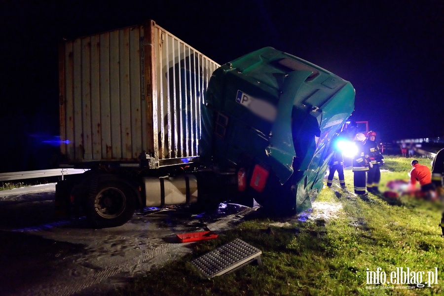 Tragiczny wypadek na S7 midzy Paskiem a Marzewem. Jedna osoba nie yje po zderzeniu dwch ciarwek, fot. 5