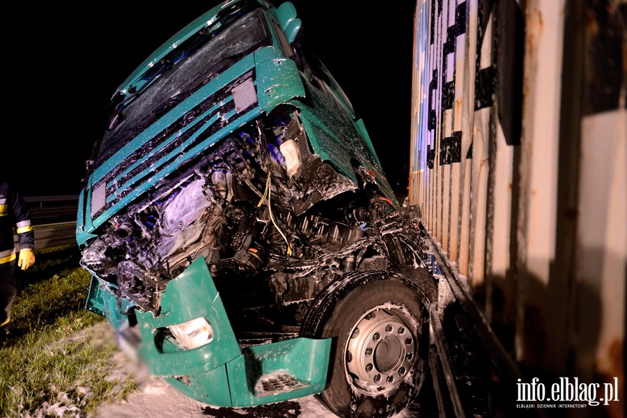 Tragiczny wypadek na S7 midzy Paskiem a Marzewem. Jedna osoba nie yje po zderzeniu dwch ciarwek, fot. 12