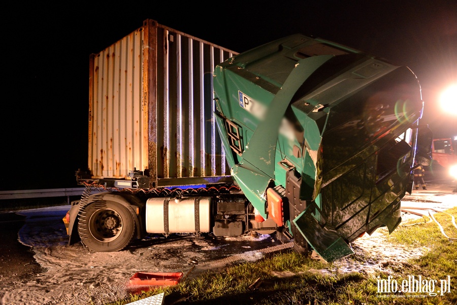 Tragiczny wypadek na S7 między Pasłękiem a Marzewem. Jedna osoba nie żyje po zderzeniu dwóch ciężarówek, fot. 16
