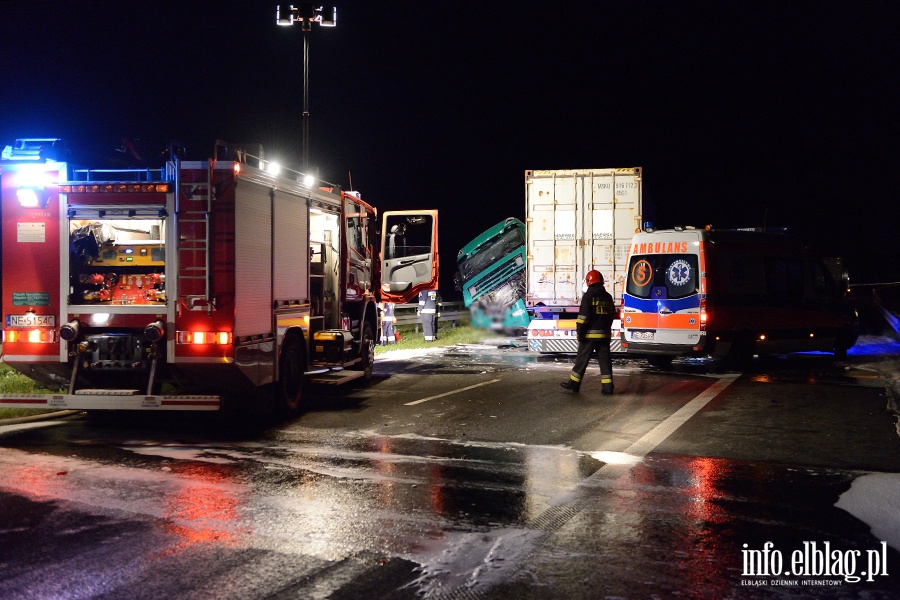 Tragiczny wypadek na S7 między Pasłękiem a Marzewem. Jedna osoba nie żyje po zderzeniu dwóch ciężarówek, fot. 17