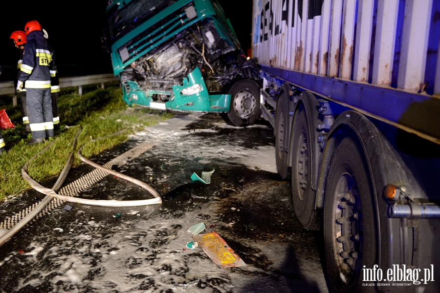 Tragiczny wypadek na S7 midzy Paskiem a Marzewem. Jedna osoba nie yje po zderzeniu dwch ciarwek, fot. 19