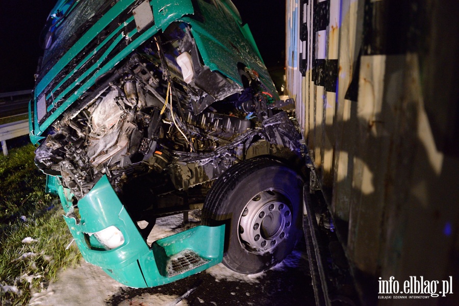 Tragiczny wypadek na S7 midzy Paskiem a Marzewem. Jedna osoba nie yje po zderzeniu dwch ciarwek, fot. 20