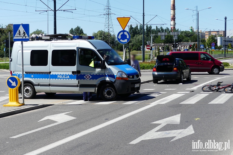 Browarna: potrcenie rowerzysty na rondzie . Ranny mczyzna w szpitalu, fot. 1