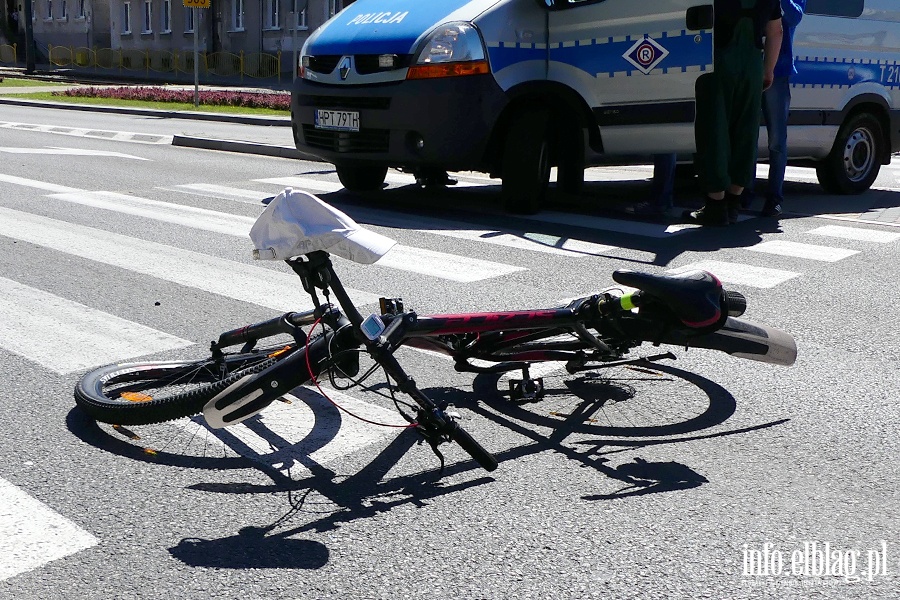 Browarna: potrcenie rowerzysty na rondzie . Ranny mczyzna w szpitalu, fot. 3