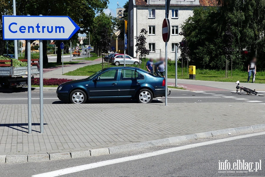 Browarna: potrcenie rowerzysty na rondzie . Ranny mczyzna w szpitalu, fot. 7