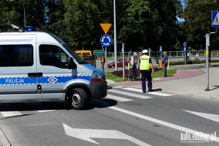 Browarna: potrcenie rowerzysty na rondzie . Ranny mczyzna w szpitalu, fot. 9