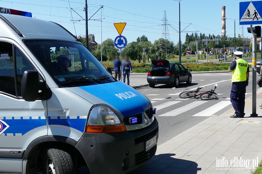 Browarna: potrcenie rowerzysty na rondzie . Ranny mczyzna w szpitalu, fot. 10