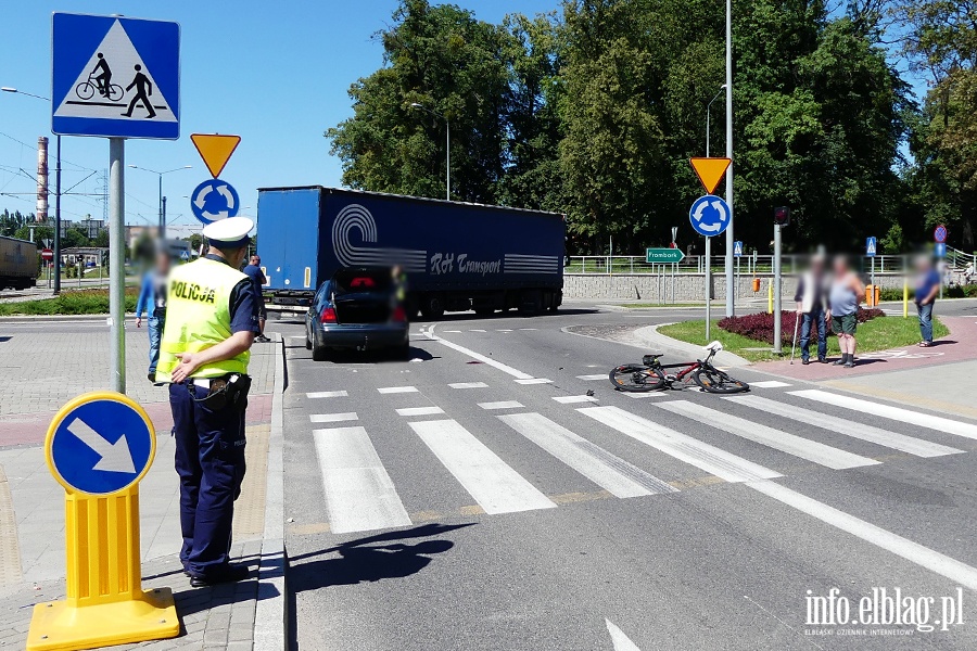 Browarna: potrcenie rowerzysty na rondzie . Ranny mczyzna w szpitalu, fot. 12