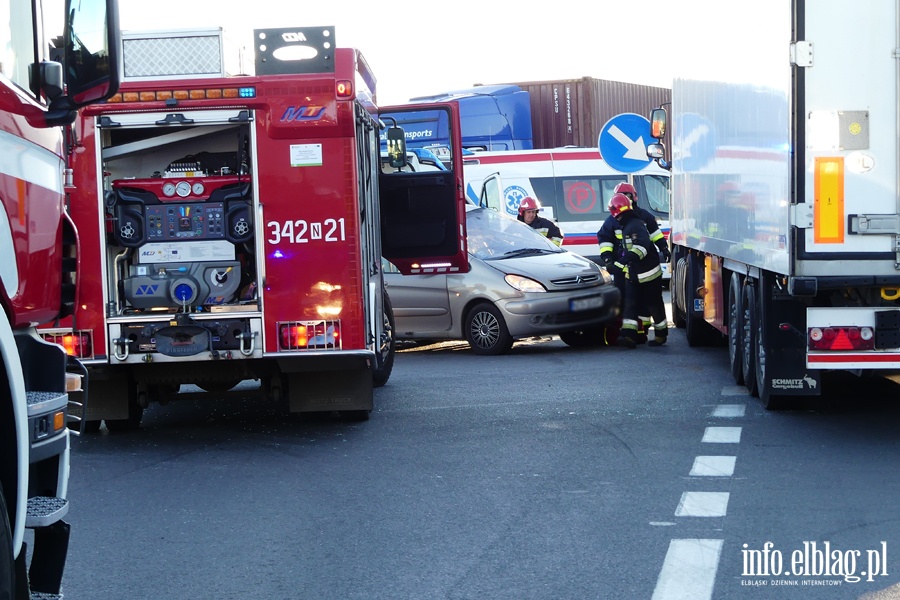 Wypadek w Kazimierzowie. Cztery osoby w szpitalu. W akcji migowiec LPR, fot. 1