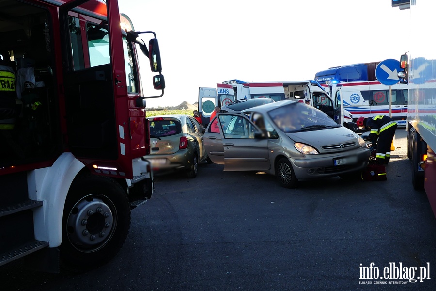 Wypadek w Kazimierzowie. Cztery osoby w szpitalu. W akcji migowiec LPR, fot. 2