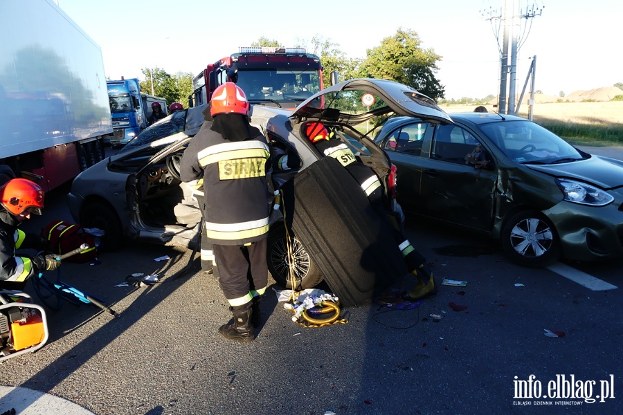 Wypadek w Kazimierzowie. Cztery osoby w szpitalu. W akcji śmigłowiec LPR, fot. 3