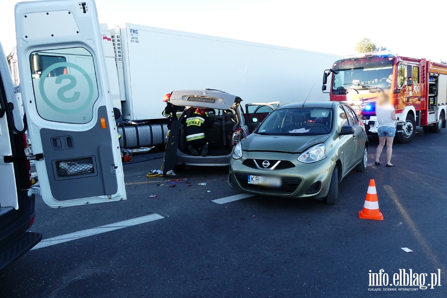 Wypadek w Kazimierzowie. Cztery osoby w szpitalu. W akcji migowiec LPR, fot. 5