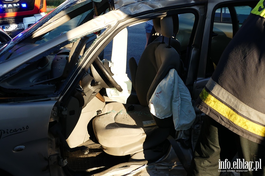 Wypadek w Kazimierzowie. Cztery osoby w szpitalu. W akcji migowiec LPR, fot. 7