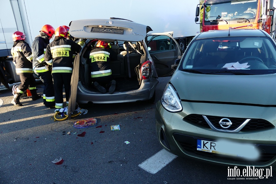 Wypadek w Kazimierzowie. Cztery osoby w szpitalu. W akcji śmigłowiec LPR, fot. 8