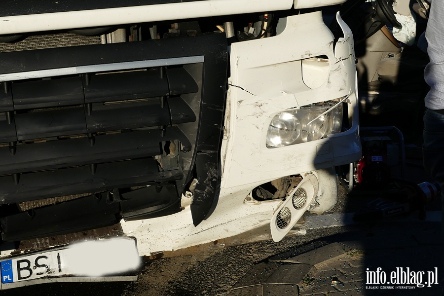 Wypadek w Kazimierzowie. Cztery osoby w szpitalu. W akcji śmigłowiec LPR, fot. 14