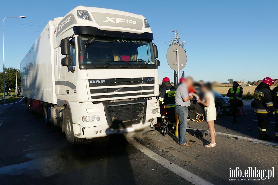 Wypadek w Kazimierzowie. Cztery osoby w szpitalu. W akcji migowiec LPR, fot. 15