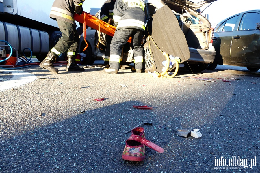 Wypadek w Kazimierzowie. Cztery osoby w szpitalu. W akcji migowiec LPR, fot. 16