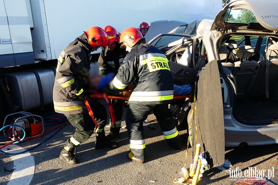 Wypadek w Kazimierzowie. Cztery osoby w szpitalu. W akcji migowiec LPR, fot. 17