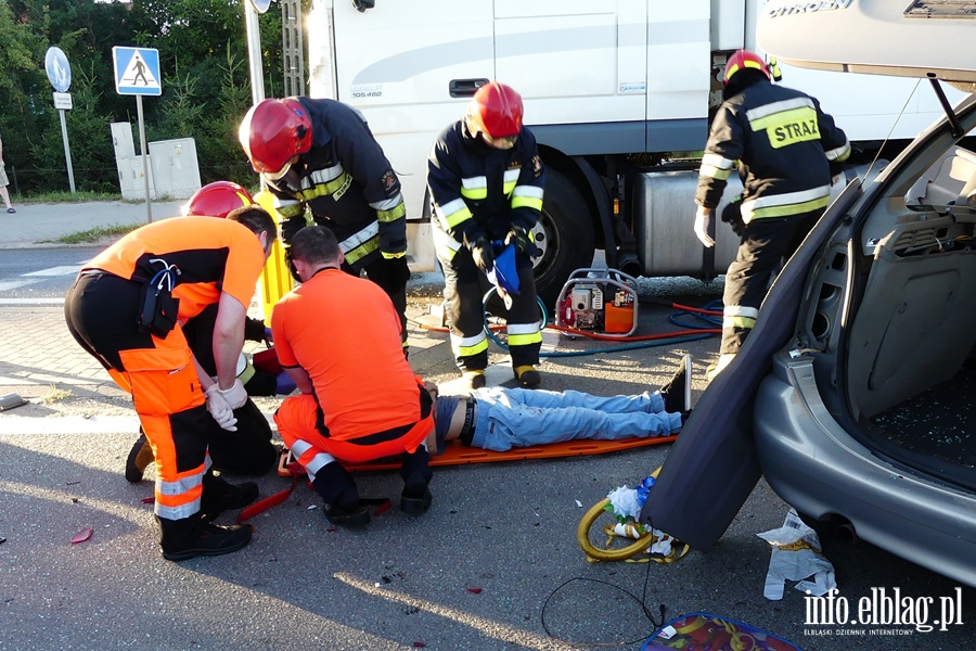 Wypadek w Kazimierzowie. Cztery osoby w szpitalu. W akcji migowiec LPR, fot. 19