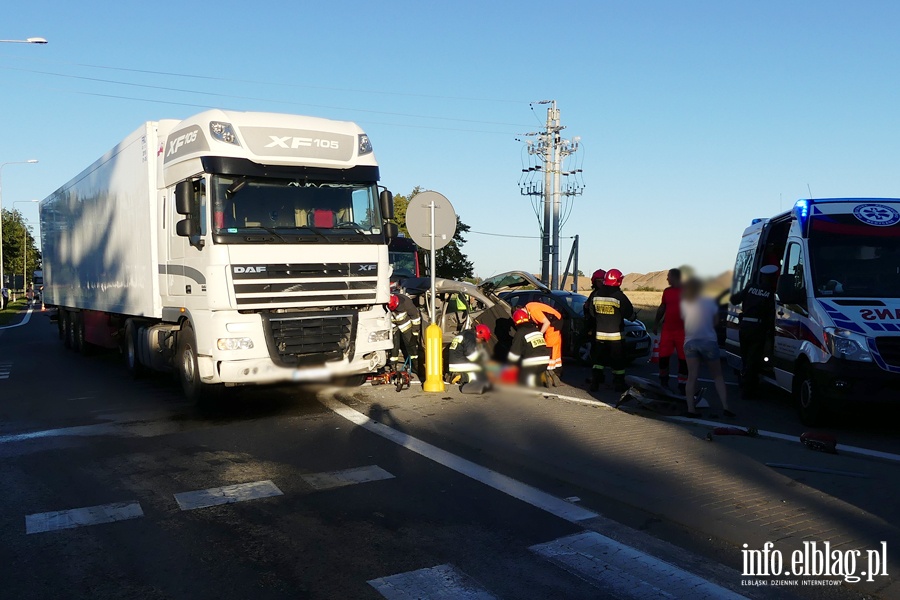 Wypadek w Kazimierzowie. Cztery osoby w szpitalu. W akcji migowiec LPR, fot. 20