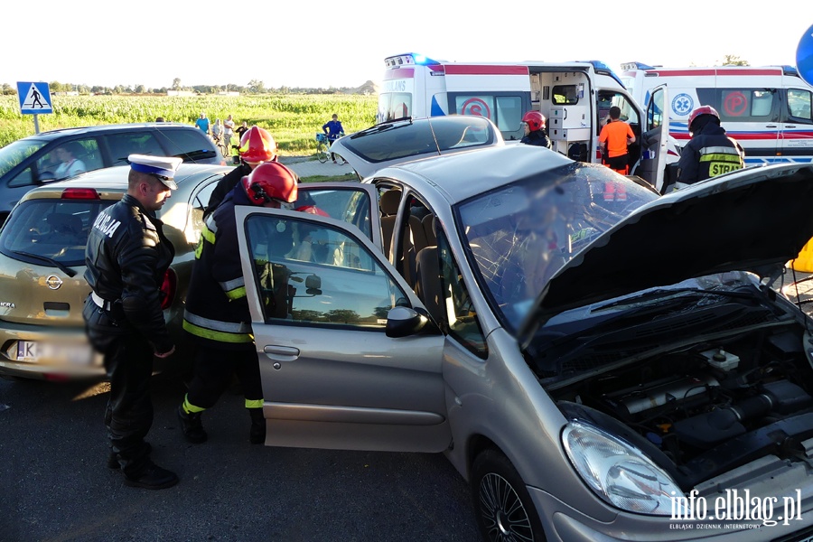 Wypadek w Kazimierzowie. Cztery osoby w szpitalu. W akcji migowiec LPR, fot. 21