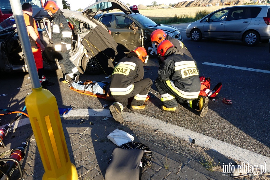 Wypadek w Kazimierzowie. Cztery osoby w szpitalu. W akcji śmigłowiec LPR, fot. 22