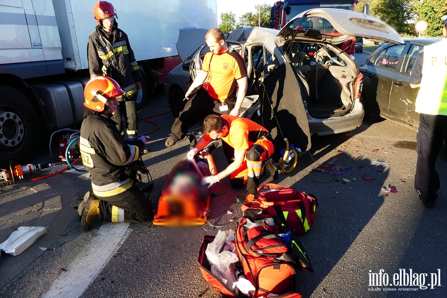 Wypadek w Kazimierzowie. Cztery osoby w szpitalu. W akcji śmigłowiec LPR, fot. 24