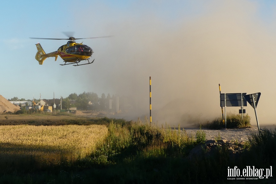 Wypadek w Kazimierzowie. Cztery osoby w szpitalu. W akcji śmigłowiec LPR, fot. 29